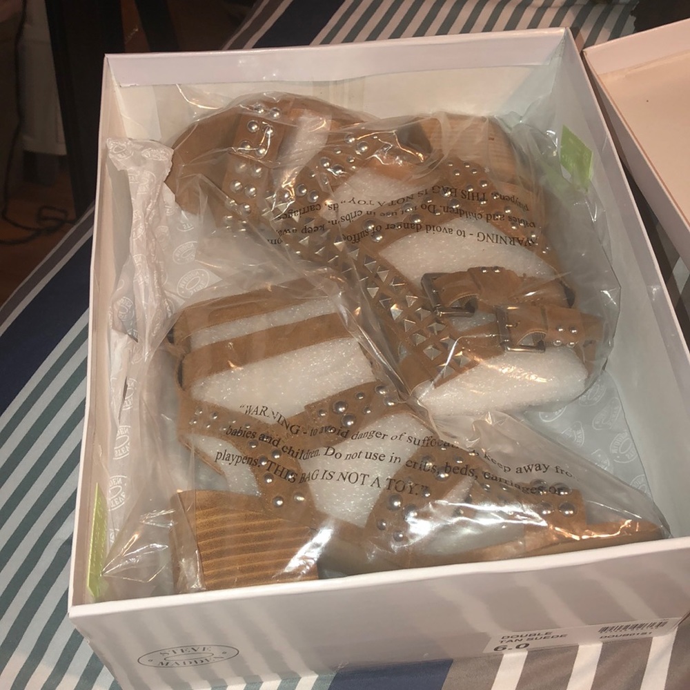Brand new Steve Madden tan suede shoes